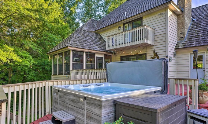 Apple Valley Haus | NEW! Apple Valley Guest Suite: Forest Views & Pool