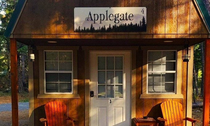 Cave Junction Kabine | Applegate Cabin 2 - Restrooms and Showers are only a short walk away.