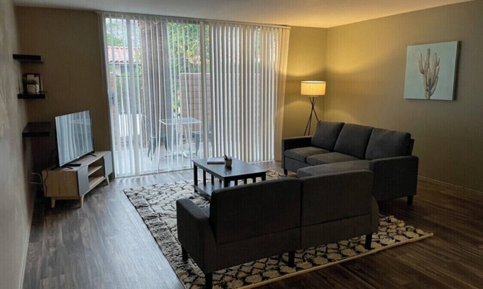 Historic Tennis Club Wohnung | Apt D - furnished 2bed/2bath a block from Downtown PS with pool and fenced patio