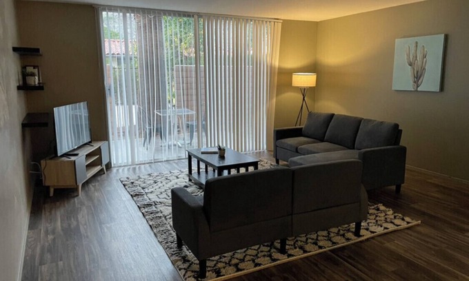 Historic Tennis Club Wohnung | Apt F- furnished 1bed/1bath upstairs with mountain view in Downtown Palm Springs