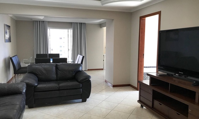 Itapema Wohnung | Apt im Zentrum von Meia Praia mit 4 Schlafzimmern mit Luft - nahe am Meer und zwei Stellen