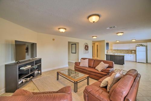 Clear Lake Shores Wohnung | Apt with Balconies - Steps to Kemah Boardwalk!