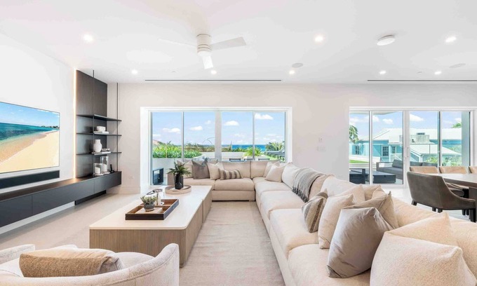 Seven Mile Beach Eigentumswohnung | Aqua #2: Full-Floor Luxury Condo on 7Mile Beach w/Oceanfront Terrace, Private Hot Tub, & Communal Pool.