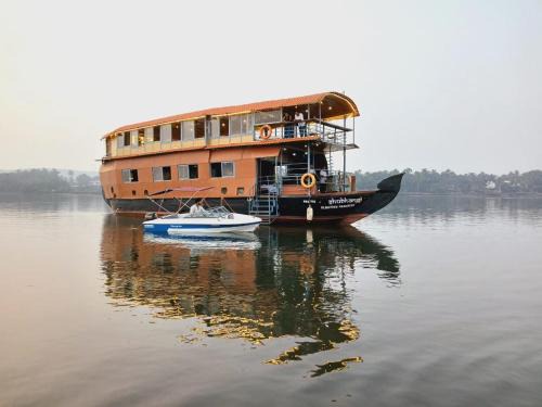 Khattalwada Bootsverleih | Aquaholic - A Floating Villa
