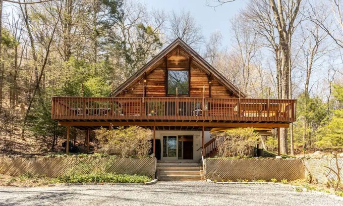 Bantam Kabine | Architect's A-Frame with a Salt Water Hot Tub on a Mountain in Litchfield