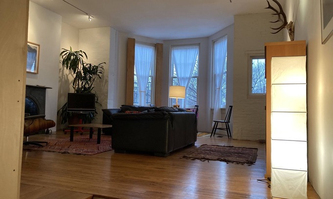 Bolton Hill Wohnung | Architect's Home - Historic w/ Contemporary Design