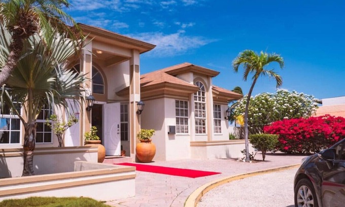 Boegoeroei Haus | Luxuriöse Tropical Garden Ocean View Villa