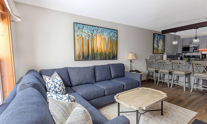 Snowshoe Eigentumswohnung | AS 226 - Luxe Village Haven – Hike, Breathe, Relax. Heated pool & jacuzzi.