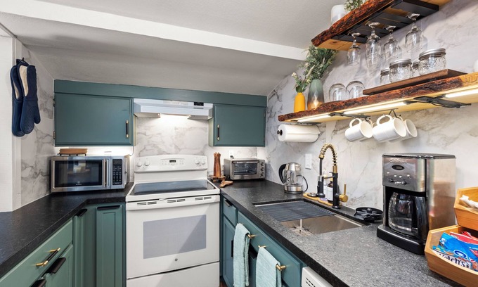 Bear Valley Eigentumswohnung | Ascend Remodeled Condo, Walk to Music Festival, Pool, Private Bear Lake, Alpine