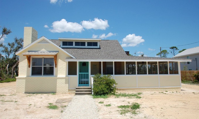 Port St. Joe Hütte | Ask about snowbird specials at Casa Amarilla! Oceanview & steps to St Joe Beach