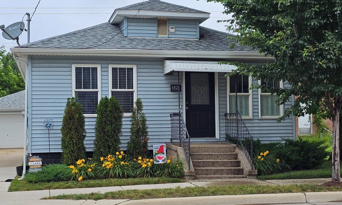 Lakeside Haus | Beautifully redone, close to lake, fenced yard, no pet fee!