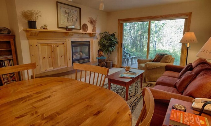 Driggs Eigentumswohnung | Aspen Forest Hideaway: Close to Targhee, Fireplace, In-unit Laundry, Hot Tub