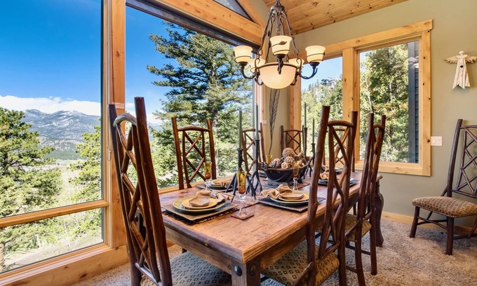 Windcliff Estates Haus | Aspen Leaf Luxury Vacation Home At Windcliff 5 Bedroom Home by RedAwning