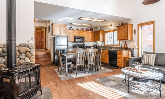 June Lake Eigentumswohnung | Aspen Meadows 9 - June Lake, CA Escape! FAST-WIFI! Corner Unit, Open Concept, Beautiful.Newly Appointed Open Concept Family Condo!