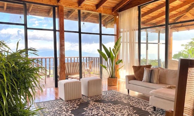 Bolivar Haus | Astonishing view at Poás Volcano slopes: Casa Lili