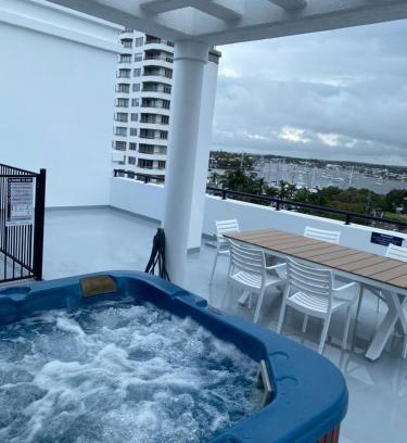 Mooloolaba Wohnung | At The Beach Mooloolaba, Private Rooftop With Spa, 50m to Beach, Surfclub and Esplanade