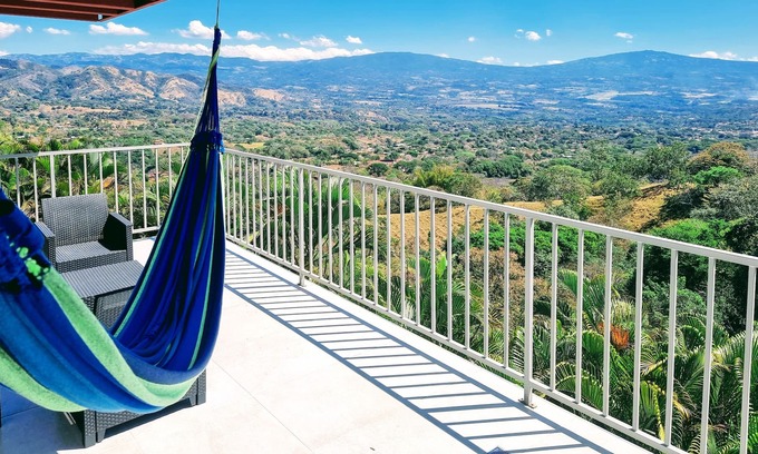 Atenas Wohnung | Atenas Breathtaking 4 Volcano View Apartment