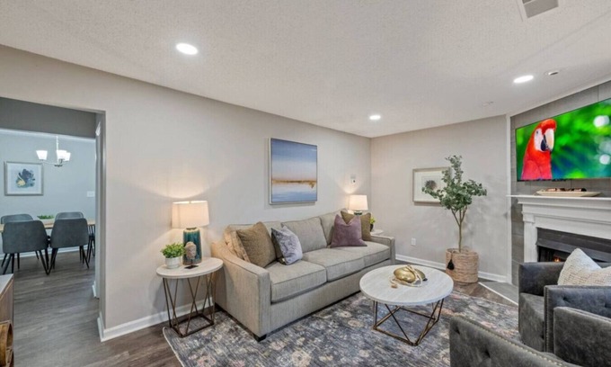 Woodstock Haus | ATH - Downtown Woodstock Luxury - Walk to Cherokee Amphitheater (1/4 mile) 3 Bedroom