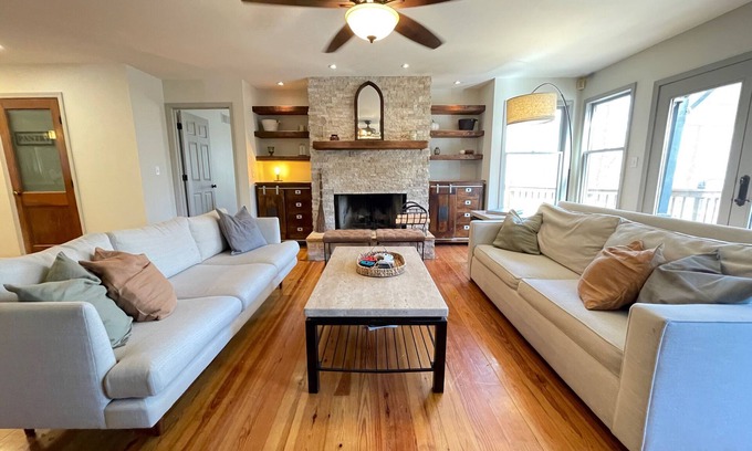 Douglasville Kabine | ATL Getaway cabin with riverfront views and hottub