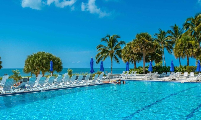 New Town Hütte | Atlantic Paradise by Avantstay Great Location w/ Balcony, Outdoor Dining & Shared Pool & Hot Tub!