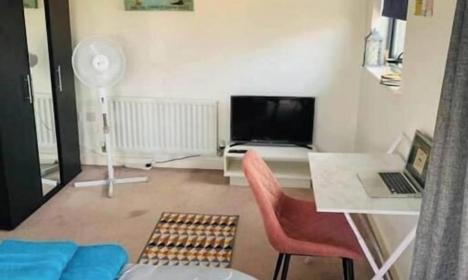 Thames Haus | Atom, Large 4/5 Bed House, Sleeps 12,Garden,London