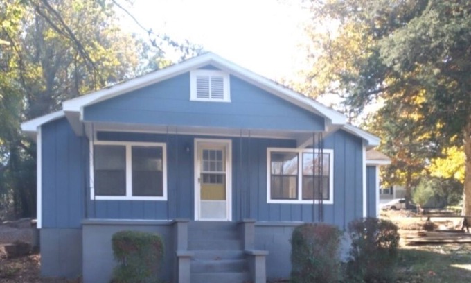 Grove Hill Haus | Attractive 2-bedroom, 1 & 1/2 bathroom house in Grove Hill w/WiFi and AC