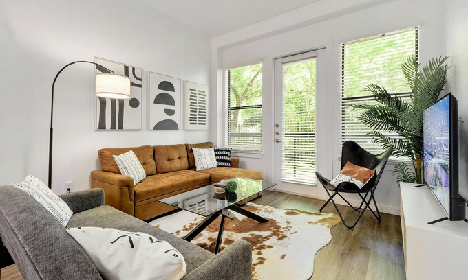 Travis Heights Wohnung | ATX Vibes SoCo Suite - Pool, Gym, Rooftop, Free Parking, Best Location!