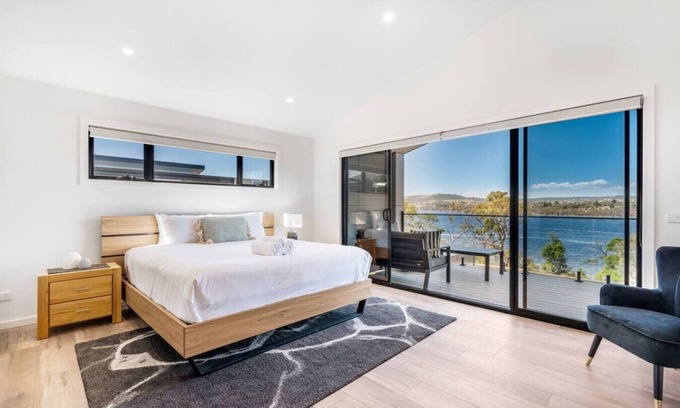 Austins Ferry Wohnung | Austins Ferry Haven Modern Waterfront Retreat