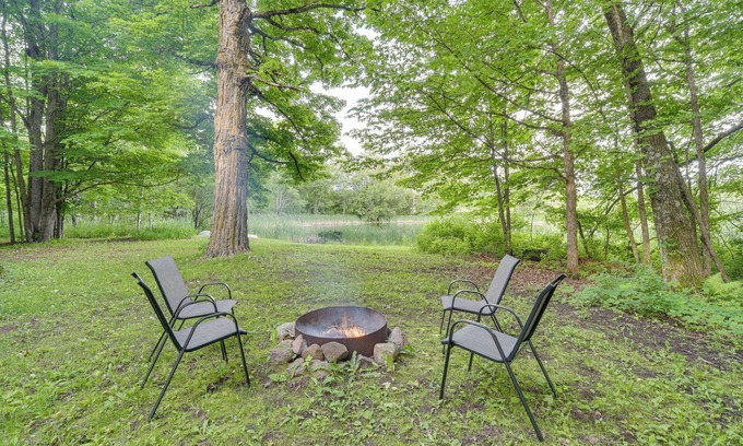 Glidden Kabine | Authentic Log Cabin w/Private Pond in Glidden