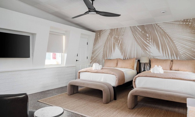 Vilano Beach Hotel | Aviles Double Full- 5 min walk to beach!