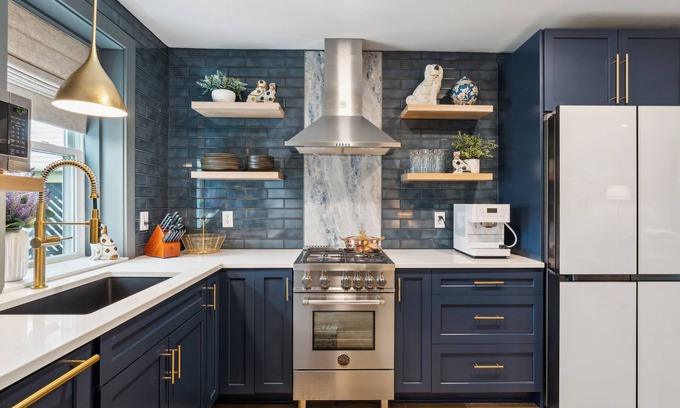 Bath Haus | Award Winning Luxury Carriage House a short stroll from town!