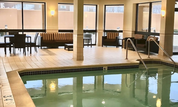 West Dundee Haus | Awesome Find! 3 Relaxing Units, Pool, Pets Allowed, Elgin History Museum!
