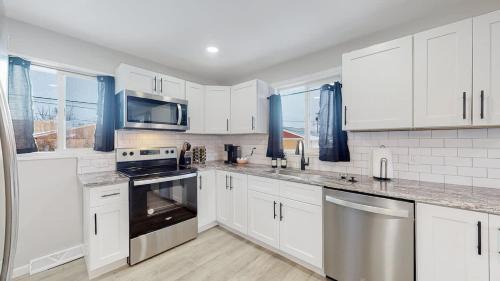 Twin Lakes Haus | Awesome Two Bedroom Family Upper Unit in Denver