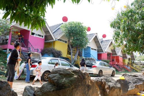 Song Phi Nong Haus | Baan Rai Pray Rung Kaeng Krachan