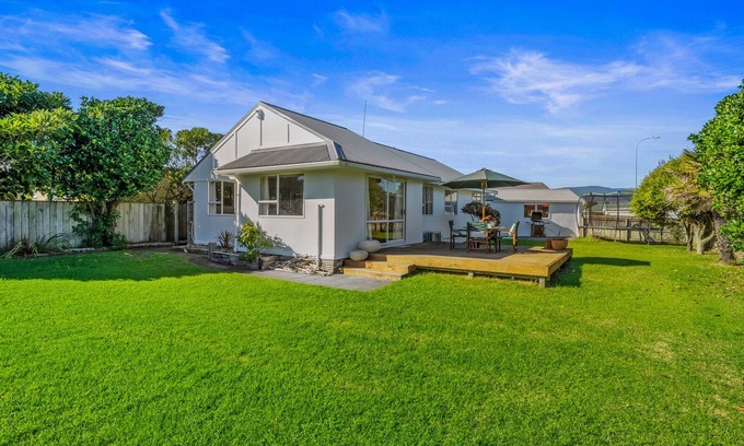 Otaki Beach Haus | Babbacombe Bach - Otaki Beach Holiday Home