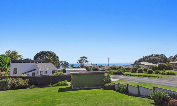 Waiotahi Haus | Back to the Beach Bach- Whole House- 4 guests- One price