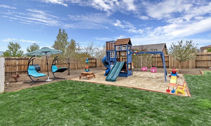Reno Haus | BACKYARD FUN! SLEEPS 20. Lake Tahoe 35 minutes!