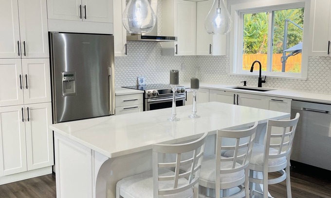 Central Okanagan Haus | BACKYARD PARADISE - HOT TUB- YARD- 5bed+3bath ( Licensed).