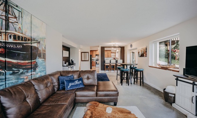 Camano Island Wohnung | Baker View Lodging with hot tub, sound, mountain, and territorial views.