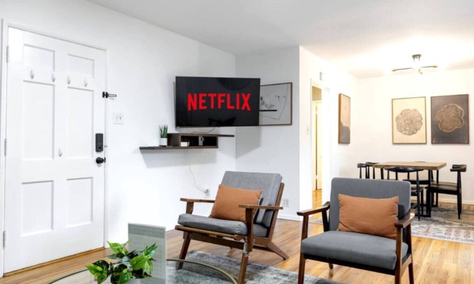 Reseda Haus | Balcom Breeze Escape