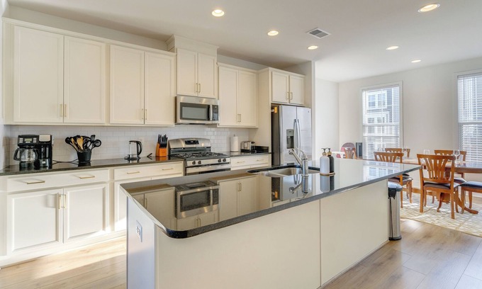 Gainesville Wohnung | Balcony & Pool Access: Modern Gainesville Home