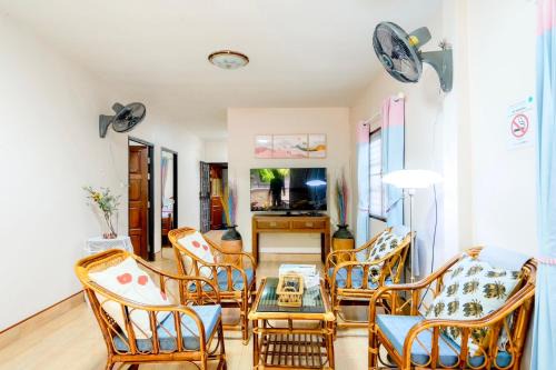 Phongprasan Haus | Bangsaphan Paradise Brown House