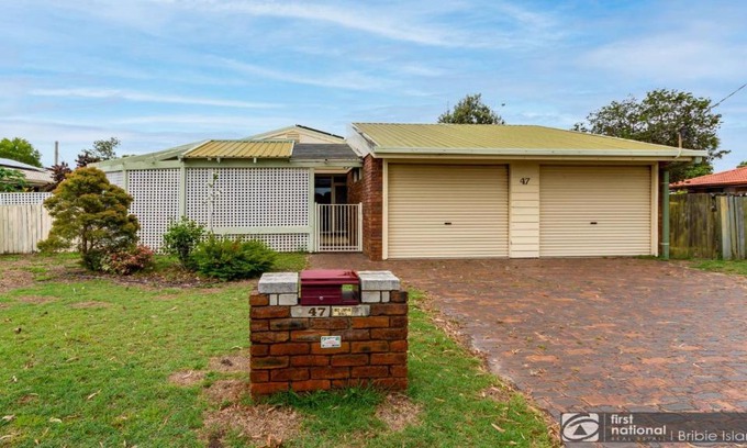 Banksia Beach Haus | Banksia Gem One Street Back From Waterfront