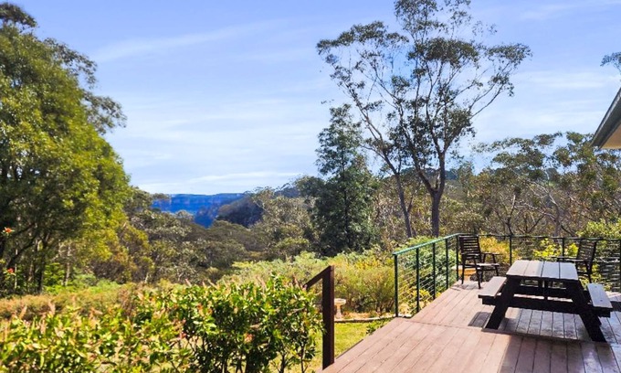 Blue Mountains City Council Haus | Banksia Tops with views to The Three Sisters