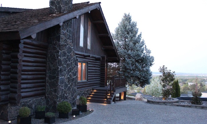 West Richland Haus | Hand-crafted luxury log home built by Barbara Mandrell and husband Ken Dudney.