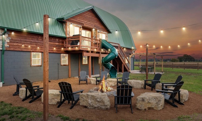 Arena Haus | Barnhouse! Mini Golf, Slide, Theater, Arcade/Games, Pool/Hot Tub/Sauna, Home Gym