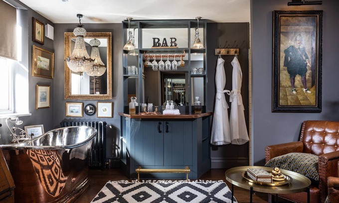 Nantwich Wohnung | Barth Room Suite & luxurious bathroom. Super king size bed along with a fabulous bathroom providing