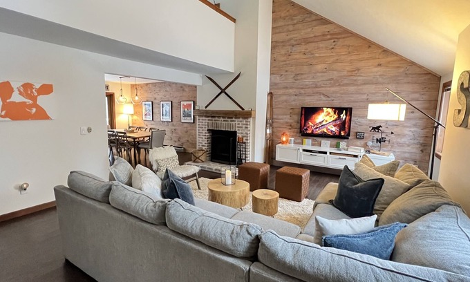 West Dover Eigentumswohnung | Mount Snow Basecamp Townhouse + Rustikales Modernes 3 Bett mit Loft. Großartig für 2 Familien