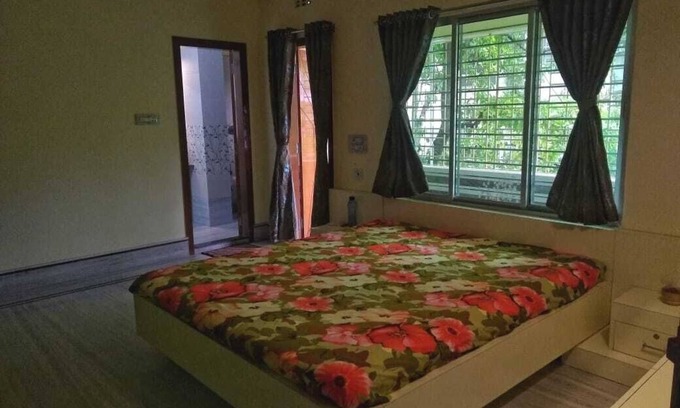 Siliguri Wohnung | Bashundhara- Ein schönes, geräumiges Zimmer mit Bad und Balkon ...