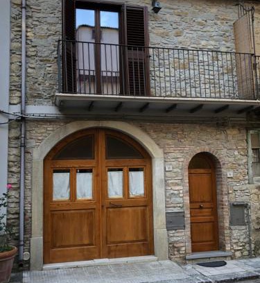 Basico Haus | Basicò un balcone sul mare-Casa I CARRUGGI- Case vacanza Sicilia&Toscana-